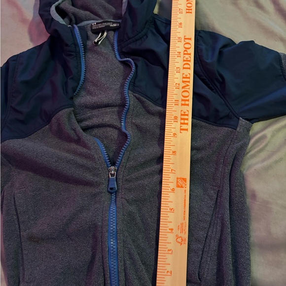 Boys Gray and navy blue under armour Jacket in size 6. - Picture 6 of 7